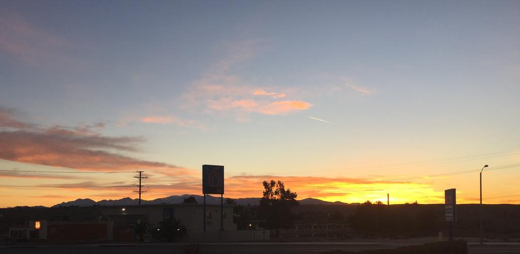 Hilltop Inn&Suites Victorville Buitenkant foto